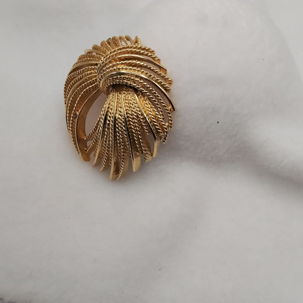 Vintage Monet Mirador Brooch | Signed Goldtone Sculptural Fan Pin | Mid-Century - Picture 3 of 6